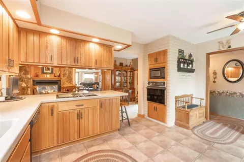 203 S Maple St, Sumner, IA 50674 photo 2