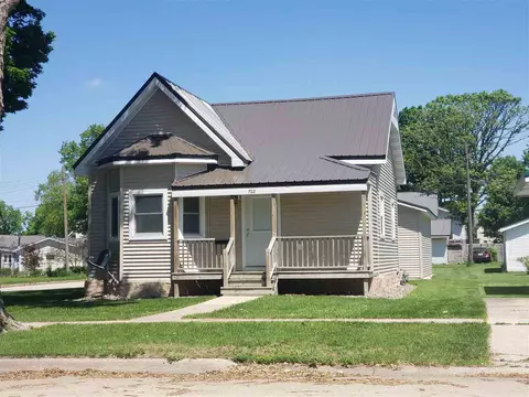 702 E 3rd Ave, Cresco, IA 52136 photo 3