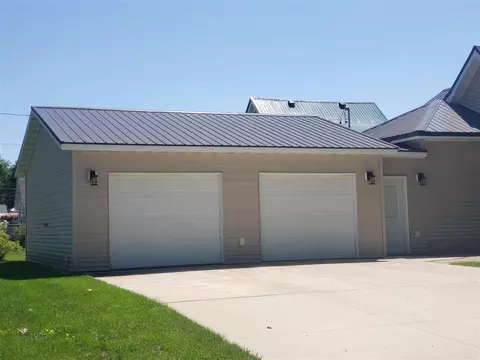 702 E 3rd Ave, Cresco, IA 52136 photo 4