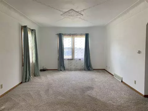 128 Ruby Dr, Waterloo, IA 50702 photo 2