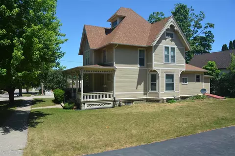 802 Maple Ave, Decorah, IA 52101 photo 2