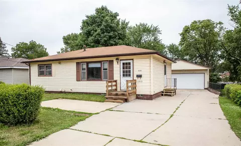 1213 E Ridgeway Ave, Waterloo, IA 50702 photo 1
