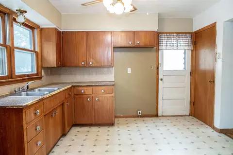1213 E Ridgeway Ave, Waterloo, IA 50702 photo 11