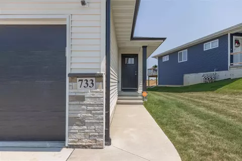 733 Grindstone Cir, Waterloo, IA 50702 photo 2