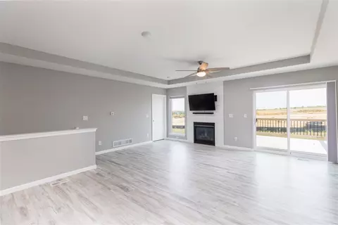 733 Grindstone Cir, Waterloo, IA 50702 photo 3