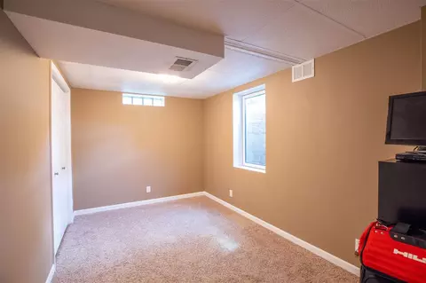 555 Devonshire Dr, Waterloo, IA 50701 photo 20