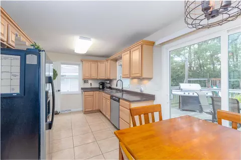 555 Devonshire Dr, Waterloo, IA 50701 photo 3