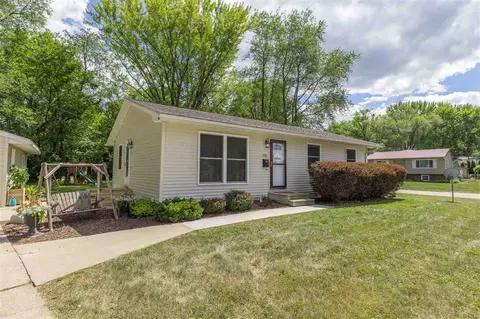 555 Devonshire Dr, Waterloo, IA 50701 photo 2
