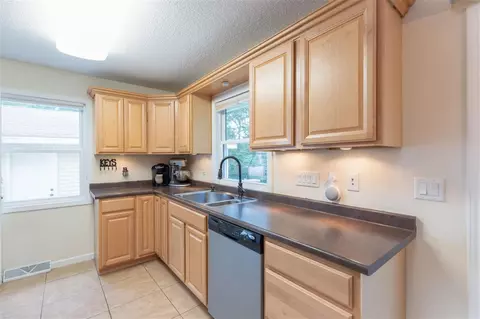 555 Devonshire Dr, Waterloo, IA 50701 photo 4