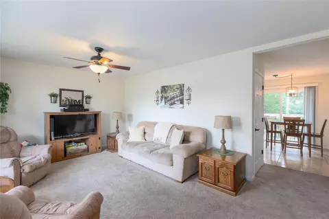 555 Devonshire Dr, Waterloo, IA 50701 photo 8