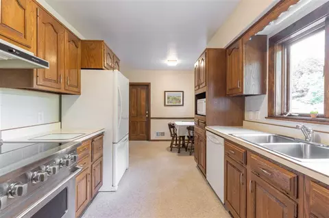 156 Pershing Rd, Waterloo, IA 50701 photo 7