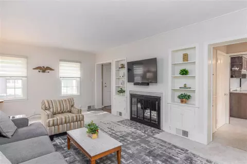 156 Pershing Rd, Waterloo, IA 50701 photo 5