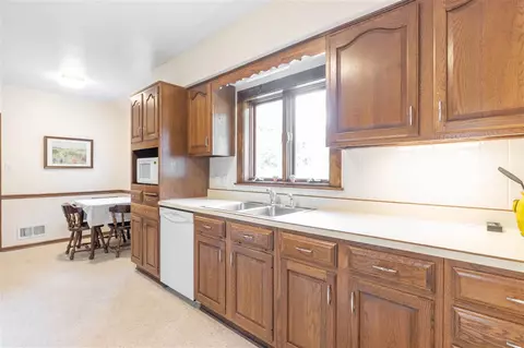 156 Pershing Rd, Waterloo, IA 50701 photo 9