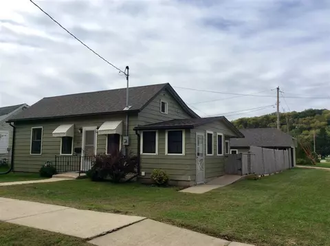 901 River St, Decorah, IA 52101 photo 1