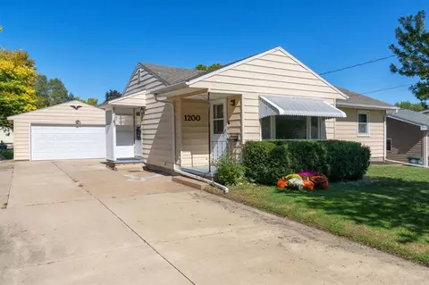 1200 Maynard Ave, Waterloo, IA 50701 photo 1