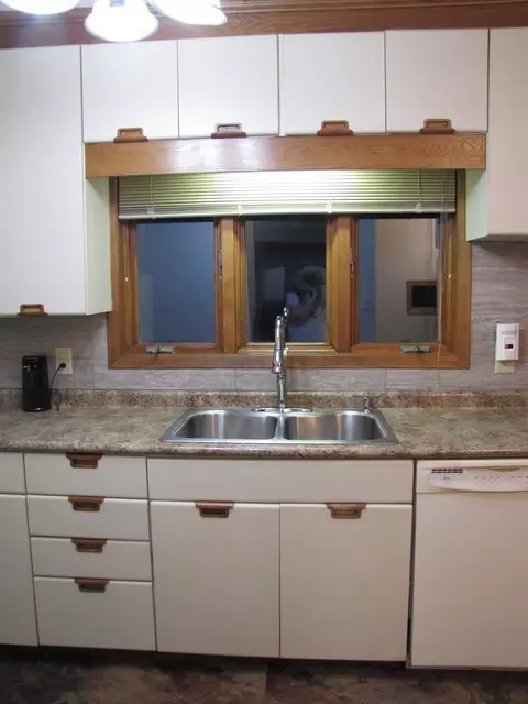 404 Ivanhoe Rd, Waterloo, IA 50701 photo 5