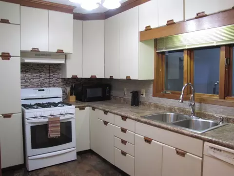 404 Ivanhoe Rd, Waterloo, IA 50701 photo 4