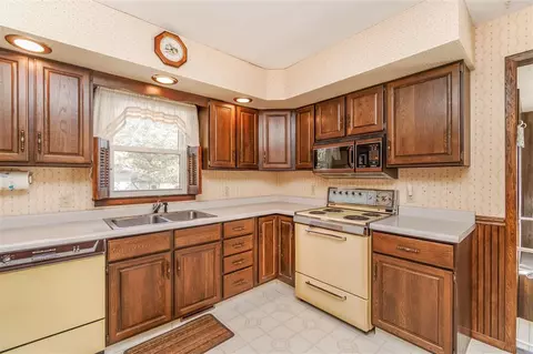 241 Zelmar Dr, Waterloo, IA 50701 photo 12