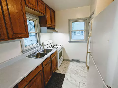 919 E Mitchell Ave, Waterloo, IA 50702 photo 2
