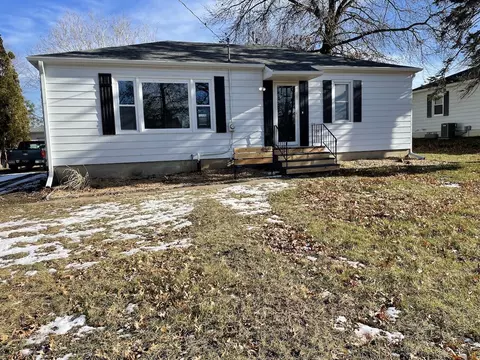459 S Hackett Rd, Waterloo, IA 50701 photo 1