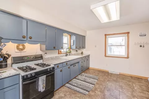 147 S Hackett Rd, Waterloo, IA 50701 photo 7
