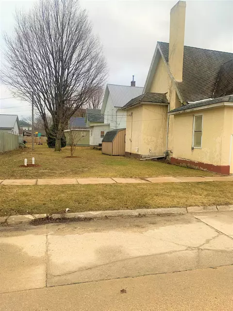 102 E 3rd Ave, Cresco, IA 52136 photo 4
