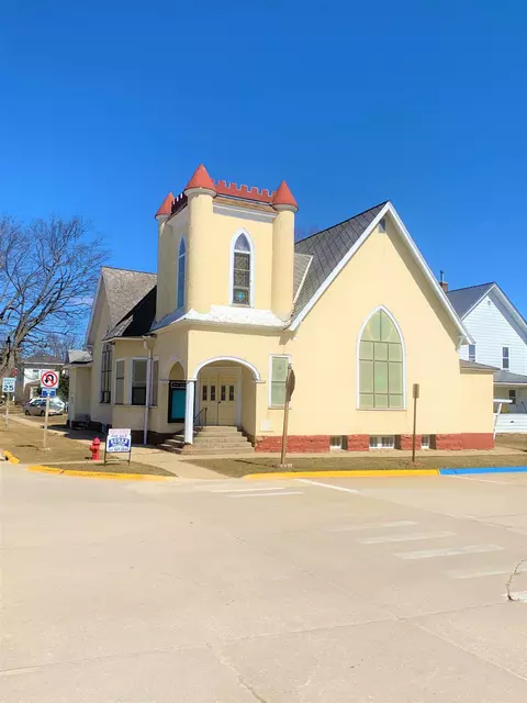 102 E 3rd Ave, Cresco, IA 52136 photo 2