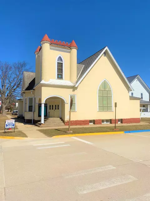 102 E 3rd Ave, Cresco, IA 52136 photo 1