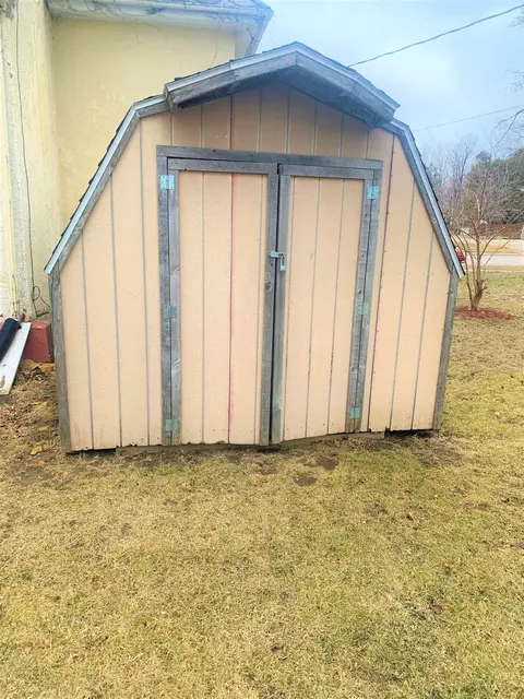 102 E 3rd Ave, Cresco, IA 52136 photo 3