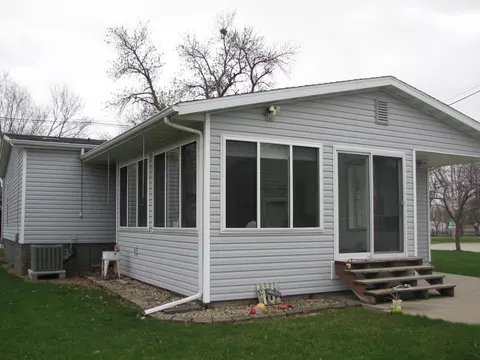 401 E 2nd St, Vinton, IA 52349 photo 2
