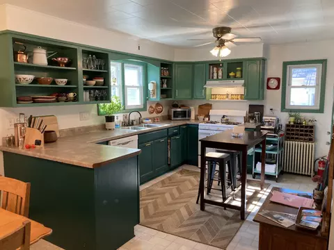 609 E Main St, Decorah, IA 52101 photo 2