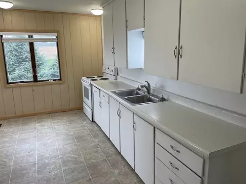 2902 E Schrock Rd, Waterloo, IA 50701 photo 3