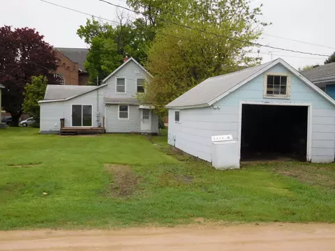 125 E 3rd St, Cresco, IA 52136 photo 2