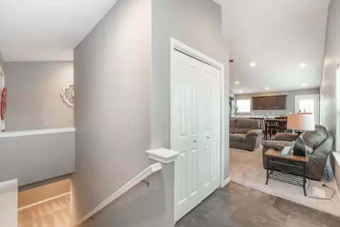 710 Grindstone Cir, Waterloo, IA 50702 photo 3