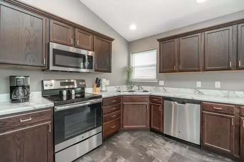 710 Grindstone Cir, Waterloo, IA 50702 photo 9