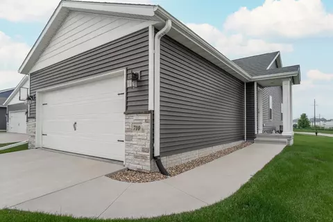 710 Grindstone Cir, Waterloo, IA 50702 photo 2