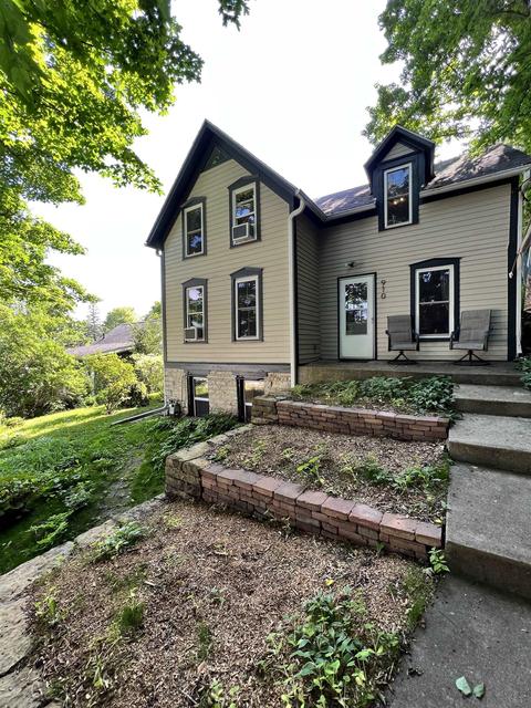 910 Maple Ave, Decorah, IA 52101 photo 2