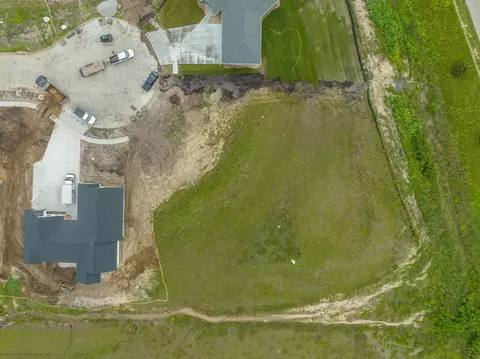 201 Willow Oak Dr, Hudson, IA 50643