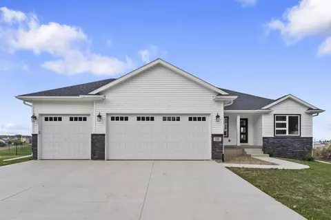 196 Eagle Ridge Dr, Waverly, IA 50677