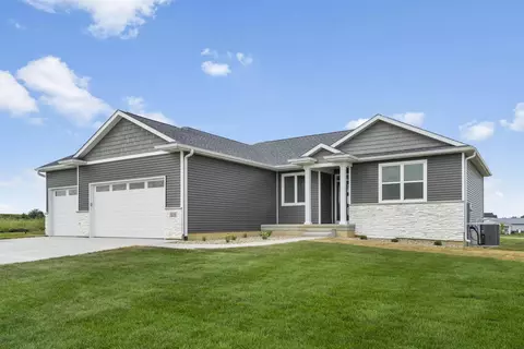 218 Willow Oak Dr, Hudson, IA 50643