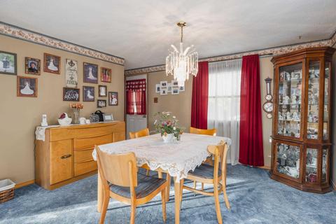 320 S Hackett Rd, Waterloo, IA 50701 photo 6