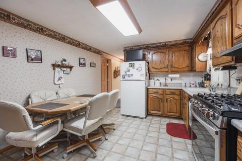 320 S Hackett Rd, Waterloo, IA 50701 photo 9