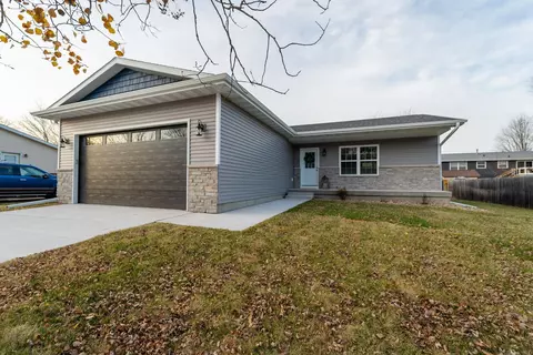 1600 Lark Ln, Waterloo, IA 50701