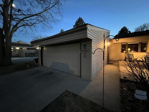 835 Olympic Dr, Waterloo, IA 50701 photo 2