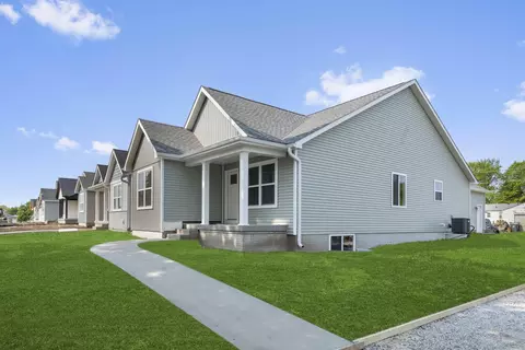 105 Coral Dr, Waterloo, IA 50701