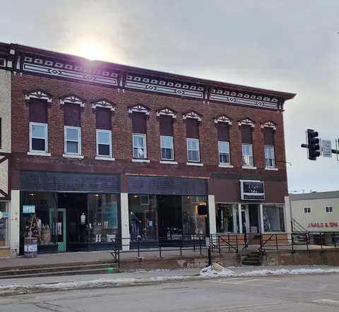 5 E Main St, Waukon, IA 52172