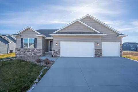 2812 Arbor Ridge Rd, Cedar Falls, IA 50613