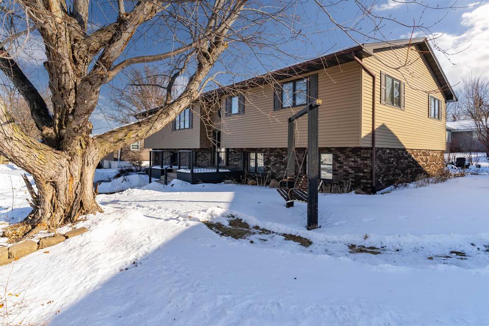  911 Mill St, Traer, IA 50675 photo 2