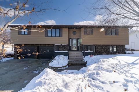 911 Mill St, Traer, IA 50675