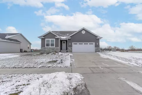 2832 Maple Grove Dr, Cedar Falls, IA 50613